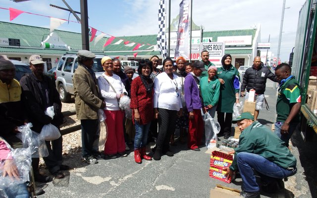 â€˜n Deel van die groot hoeveelheid mense wat in Hoofstraat voedselpakkies van die Gift of the Givers ontvang het